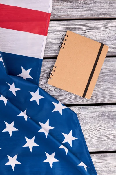 Amerikanische Flagge und Spiralpapier-Notizbuch. — Stockfoto