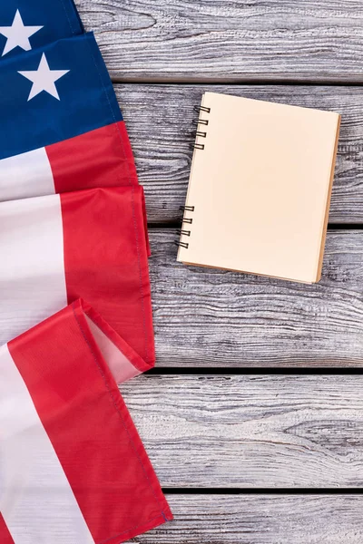 Grenze aus US-Flagge und Notizbuch. — Stockfoto