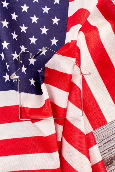 美国的旗子和金属房子形状的形式. — 图库照片
