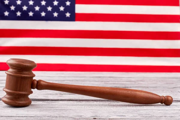Gavel en bois sur fond flou drapeau américain . — Photo