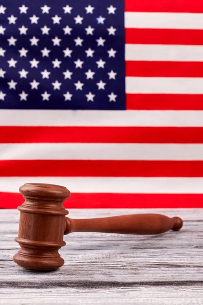 Молоток правосудия на фоне флага США . — стоковое фото