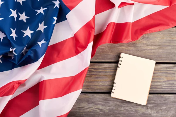 Vlag van de Verenigde Staten en geopende notebook. — Stockfoto