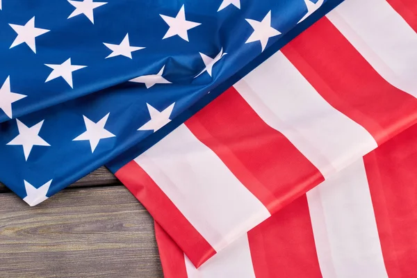 Close-up van de Amerikaanse vlag op houten achtergrond. — Stockfoto