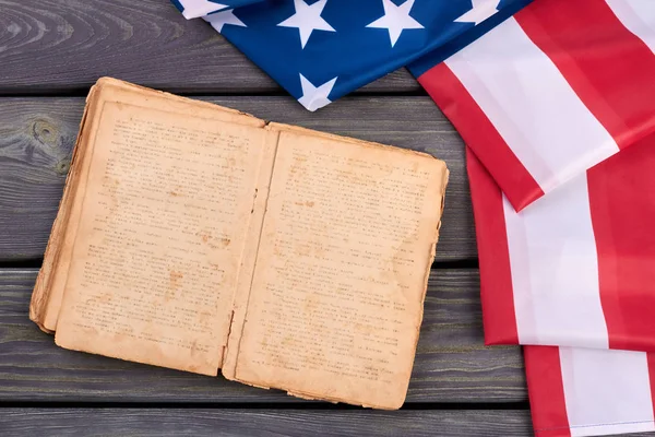 Vlajka USA a staré otevřenou knihu. — Stock fotografie