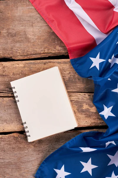 アメリカの国旗とメモ帳、垂直方向の画像. — ストック写真