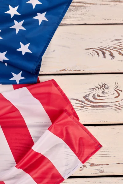Satijnen vlag van de Verenigde Staten op witte houten achtergrond. — Stockfoto
