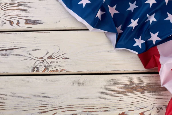 Weißer Holzhintergrund mit amerikanischer Flagge. — Stockfoto