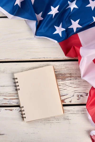 US-Flagge und leeres Notizbuch. — Stockfoto