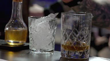 Dökme alkol içki cam.