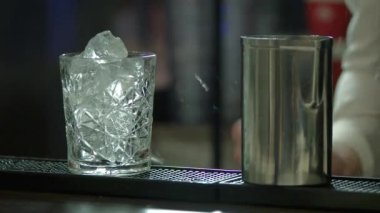 Buz ve metal shaker camları kapatmak.