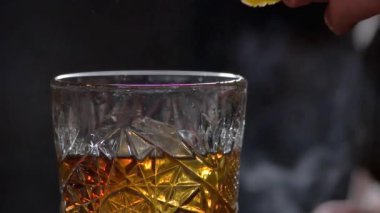 Kokteyl için meyve dilim ekleme.