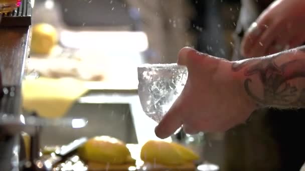 Csinos szilárd darab jég. — Stock videók