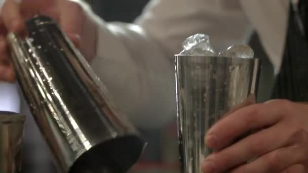 Cubos de gelo em shaker, close-up . — Vídeo de Stock