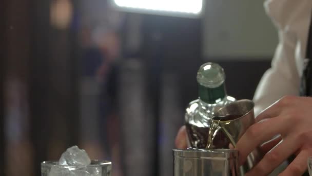 Barman versant de l'alcool dans le shaker métallique . — Video