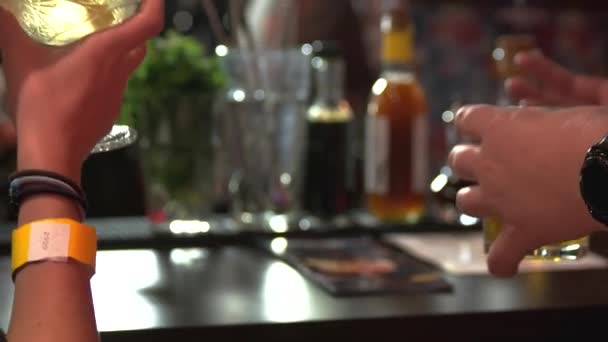 Mensen houden van glazen alcohol drankjes. — Stockvideo