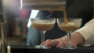 Barmen dökme kalın kokteyller.