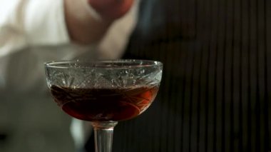 Barmen brendi kokteyli yangın ile pişirme.