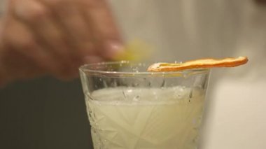 Barmen kokteyl yapmak.