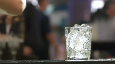 Kokteyl bar Counter pişirme barmen.