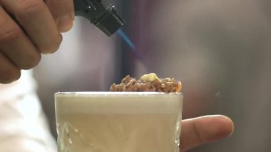 Barmen egzotik kokteyl ateş ediyor.