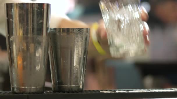 Barman gieten cocktail met behulp van zeef. — Stockvideo