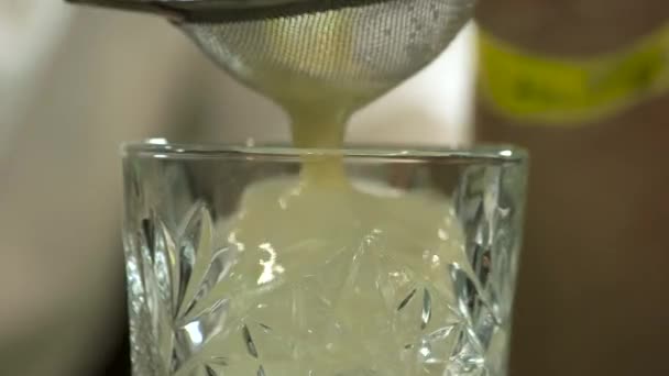Maken dik cocktail met behulp van zeef, close-up. — Stockvideo