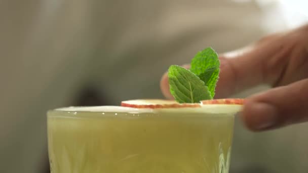 Cozinhar e decorar cocktail, close-up . — Vídeo de Stock