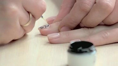 Manikürcü siyah dantel üzerinde çivi çizim.