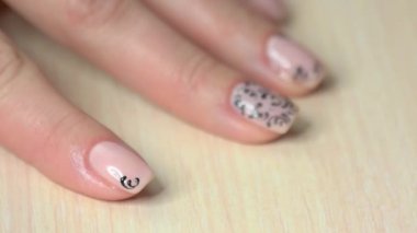 Kadın manikür güzellik salonunda oluyor.