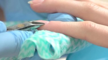 Manikür metal instrumet tarafından kesme.