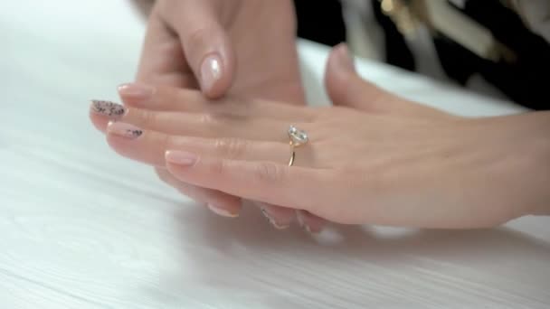 Mani femminili ben curate con anello . — Video Stock