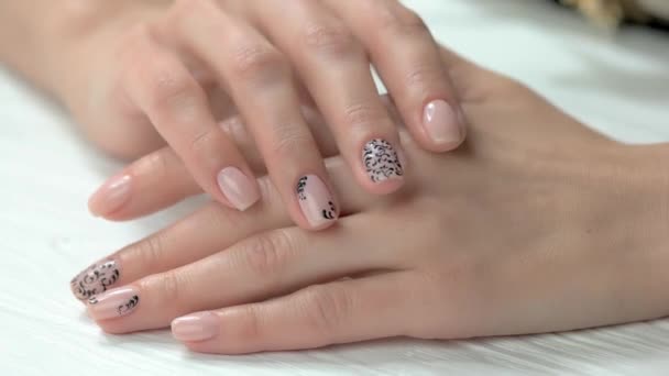 Kvinnliga manikyrerade händer efter spa. — Stockvideo