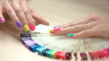 Genç kadın eller ve Lehçe paleti çivi.