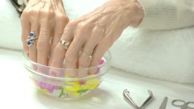 Manikür spa salonda kadınla.