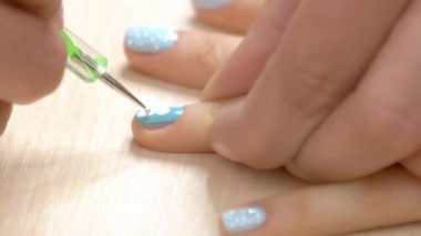 Manikürcü çiviye bir desen çizimi.