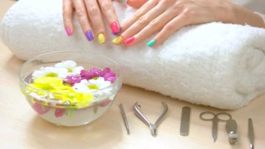 Güzel eller spa salonda.