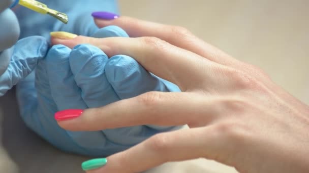 Close-up van manicure, nagel lak toe te passen. — Stockvideo