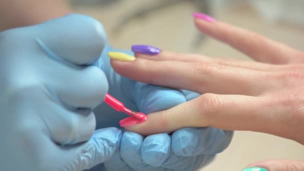 Крупним планом покриття здорового нігтя лаком . — стокове відео