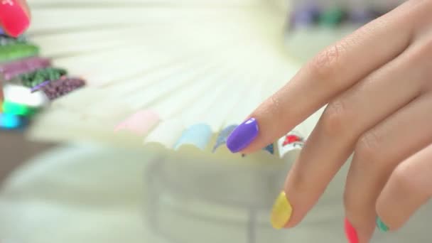 Movimiento de muestras de uñas y mano cuidada . — Vídeos de Stock