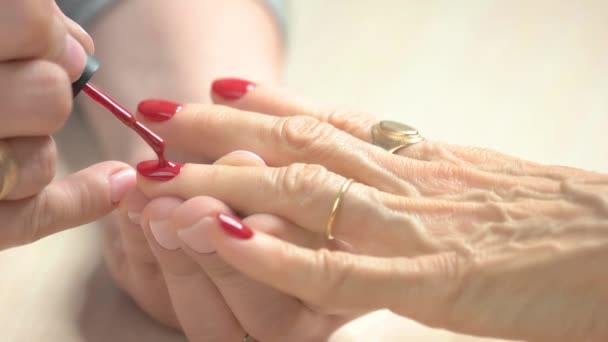 Dibujo de uñas por barniz rojo de cerca . — Vídeo de stock