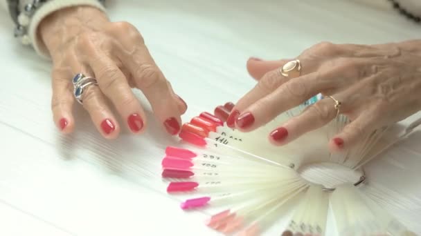 Kvinna manikyrerade händer och spik prover. — Stockvideo