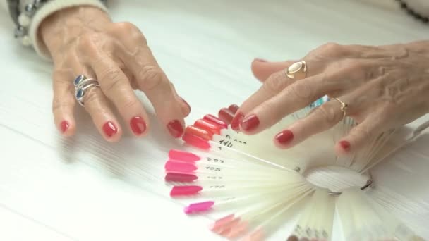 Vrouwelijke gemanicuurde hand en nagel monsters. — Stockvideo