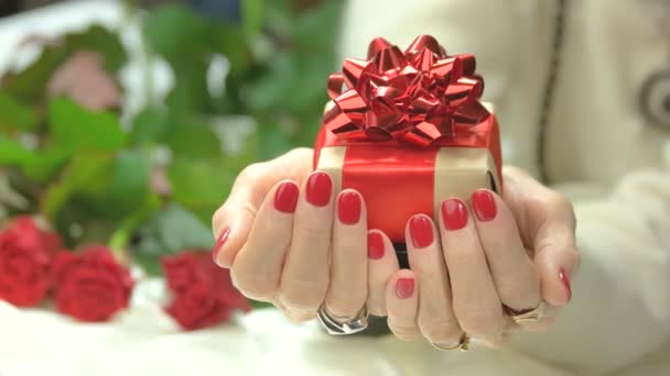 Gift box in female manicured hands. — Stock Video