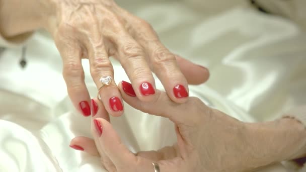 여자 손 그녀의 손가락에 반지를 제거. — 비디오
