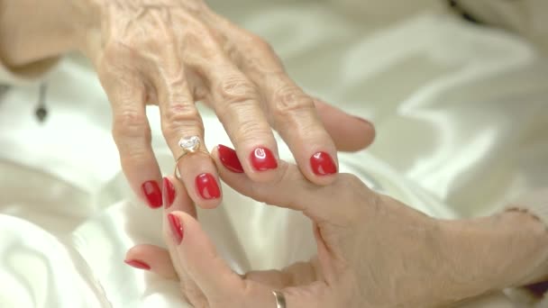 Anillo de mano de mujer quitándose el dedo . — Vídeo de stock