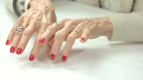 Imitatie Van Piano Spelen Met Vrouwelijke Handen Oude Vrouw Gemanicuurde — Stockvideo