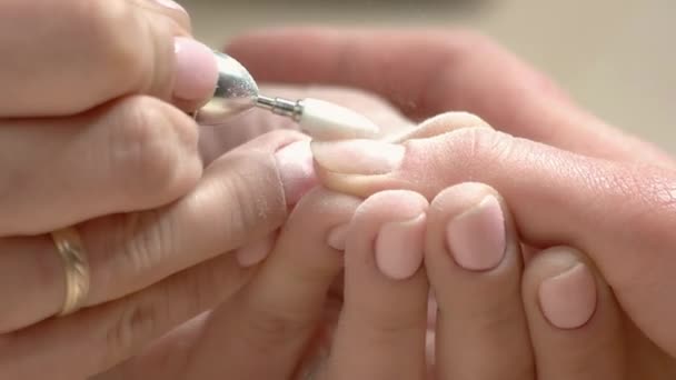 Esthéticienne nettoyage des ongles avec fraise . — Video