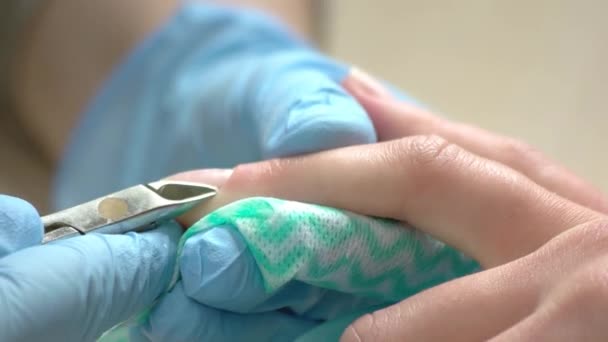 Maniküre schneidet Nagelhaut aus nächster Nähe. — Stockvideo