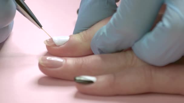 Close up manicure master drawing on nails. — Stock Video