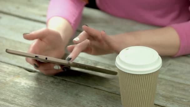Verzorgde handen typen van tekst op de Tablet PC. — Stockvideo